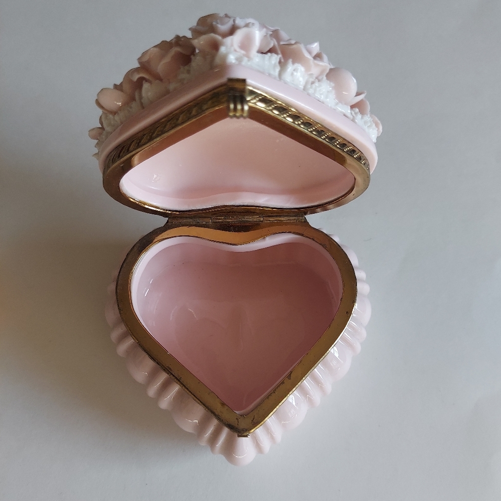 Vintage floral heart shaped porcelain trinket box - Picture 5 of 16